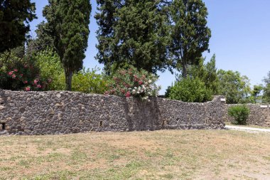 İtalya 'nın Pompeii kenti, Napoli yakınlarında MS 79' da Vesuvius volkanının patlaması sonucu yok olan antik bir şehrin kalıntıları. Pompeii, UNESCO 'nun Dünya Mirasları Listesine dahil edildi