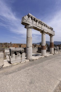 Pompeii, Napoli, İtalya - 26 Haziran 2021: M.S. 79 'da Napoli yakınlarındaki Vesuvius volkanının patlaması sonucu yok edilen antik şehir forumu. Pompeii, İtalya 'nın en popüler turistik merkezlerinden biridir.