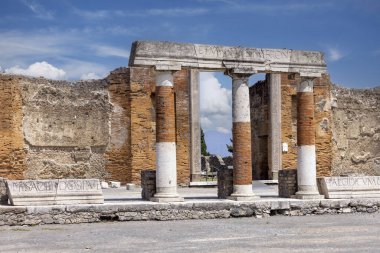 Antik şehir forumu, İtalya 'nın Pompeii kenti yakınlarındaki M.S. 79' da Vesuvius volkanı patlaması ile yok edildi. Pompeii, İtalya 'nın en popüler turistik merkezlerinden biridir.