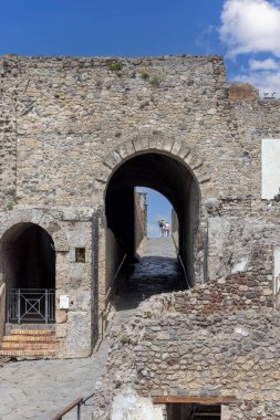 Pompeii, Napoli, İtalya - 26 Haziran 2021: MS 79 'da Vesuvius volkanının patlaması sonucu antik kentin kalıntıları yok edildi. Arkeoloji Parkı 'nın ana girişi, İtalya' da çok popüler turistik yerler.