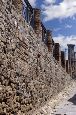 İtalya 'nın Pompeii kenti, Napoli yakınlarında MS 79' da Vesuvius volkanının patlaması sonucu yok olan antik bir şehrin kalıntıları. Pompeii, UNESCO 'nun Dünya Mirasları Listesine dahil edildi