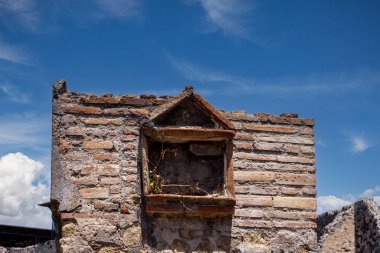 İtalya 'nın Pompeii kenti, Napoli yakınlarında MS 79' da Vesuvius volkanının patlaması sonucu yok olan antik bir şehrin kalıntıları. Pompeii, UNESCO 'nun Dünya Mirasları Listesine dahil edildi