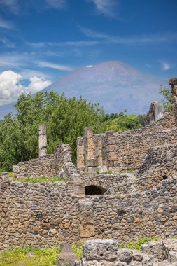 Duvarın kalıntıları antik kentte M.S. 79 'da Napoli yakınlarında Vesuvius volkanının patlaması sonucu yok oldu. Arka plandaki Vesuvius volkanı, Pompeii, İtalya