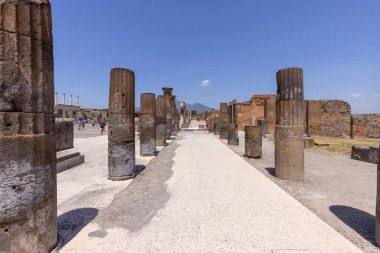 Pompeii, Napoli, İtalya - 26 Haziran 2021: M.S. 79 'da Vesuvius volkanı patlaması ile yok edilen antik şehir forumu. Pompei, UNESCO 'nun Dünya Mirasları Bölgesi' nde yer alan ve İtalya 'nın en popüler turistik merkezlerinden biridir.
