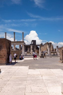 Pompeii, Napoli, İtalya - 26 Haziran 2021: M.S. 79 'da Vesuvius volkanı patlaması ile yok edilen antik şehir forumu. Pompeii, İtalya 'nın en popüler turistik merkezlerinden biridir.