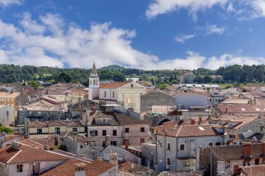 Porec, Hırvatistan, Istria - 25 Eylül 2023: Melekler Kilisesi ile Euphrasian Bazilikası 'nın çan kulesinden hava manzarası