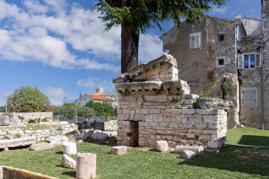 Porec, Hırvatistan, Istria - 25 Eylül 2023: Deniz tanrısı Neptune Tapınağı 'nın kalıntıları. Burası 1. yüzyıl Roma tapınağı. 
