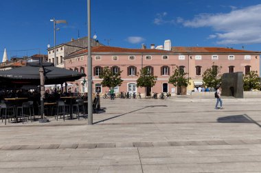 Porec, Hırvatistan, Istria - 25 Eylül 2023: Eski Kentin en büyük ve en popüler meydanı olan Özgürlük Meydanı (Trg Slobode). Yağmur heykeli, Porec Sculp Turlarından biri.