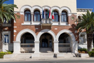 Porec, Hırvatistan, Istria - 25 Eylül 2023: Mareşal Tito Caddesi 'ndeki Porec Town Binası