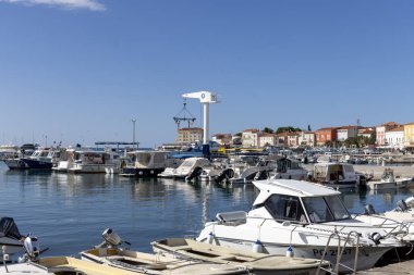 Porec, Hırvatistan, Istria - 25 Eylül 2023: Mareşal Tito Caddesi 'nde liman, tekne ve yolcu feribotları için liman. Deniz kenarında güzel bir gezinti alanı.