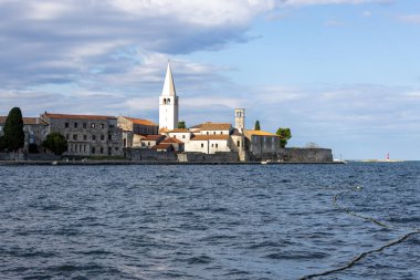 Porec, Hırvatistan, Istria - 25 Eylül 2023: Bizans mimarisi Euphrasian Basilica 'nın çan kulesine sahip Nikole Tesle Caddesi' nden görüntü