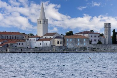 Porec, Hırvatistan, Istria - 25 Eylül 2023: Bizans mimarisi Euphrasian Basilica 'nın çan kulesine sahip Nikole Tesle Caddesi' nden görüntü