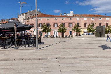 Porec, Hırvatistan, Istria - 25 Eylül 2023: Eski Kentin en büyük ve en popüler meydanı olan Özgürlük Meydanı (Trg Slobode). Yağmur heykeli, Porec Sculp Turlarından biri.