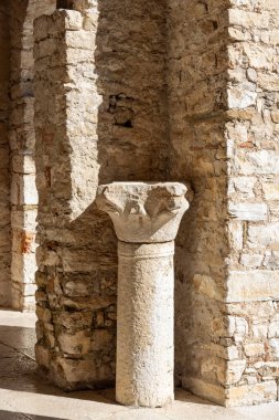 Porec, Hırvatistan, Istria - 25 Eylül 2023: Ortaçağ Euphrasian Bazilikası, Bizans tarzı Roma Katolik kilisesi. Avluda dekoratif sütun