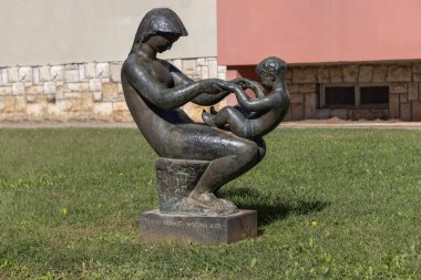 Porec, Hırvatistan, Istria - 25 Eylül 2023: Mareşal Tito Caddesi üzerindeki Porec Sculp Tours adlı heykel