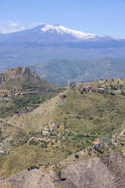 Taormina ve Castelmola arasındaki dağlardaki Saracens (Sentiero dei Saraceni) tarihi patikasından, Sicilya 'nın Monte Tauro yamacı boyunca uzanan Etna Yanardağı manzarası.