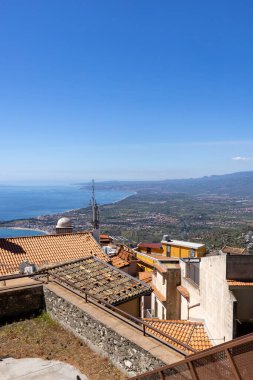 Castelmola, Sicilya, İtalya - 28 Nisan 2023: Mola Şatosu 'ndan İyon Denizi Körfezi' nin havadan görünüşü.