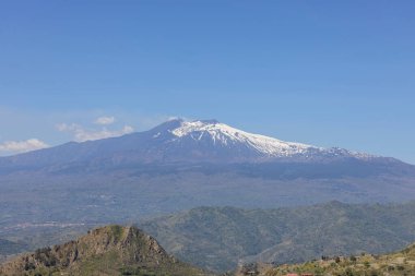 Taormina ve Castelmola arasındaki dağlardaki Saracens (Sentiero dei Saraceni) tarihi patikasından, Sicilya 'nın Monte Tauro yamacı boyunca uzanan Etna Yanardağı manzarası.