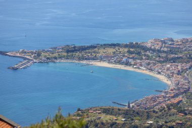 Castelmola, Sicilya, İtalya - 28 Nisan 2023: Mola Şatosu 'ndan İyon Denizi Körfezi' nin havadan görünüşü.