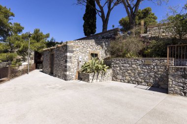 Mola Kalesi 'nin kalıntıları, İtalya, Sicilya, Castelmola' da bir tepenin üstündeki eski Norman tahkimatlarının bir parçası. Küçük köy son zamanlarda popüler bir turizm beldesi.