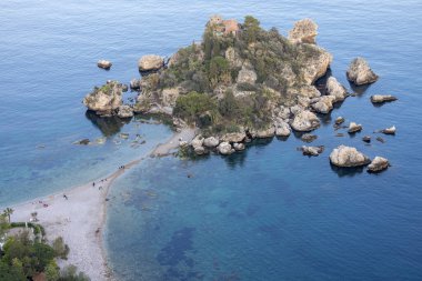 Taormina, Sicilya, İtalya - 28 Nisan 2023: İyon Denizi 'ndeki küçük kayalık ada Isola Bella' nın güzel manzarası. İyon Denizi 'nin İncisi olarak da bilinir.