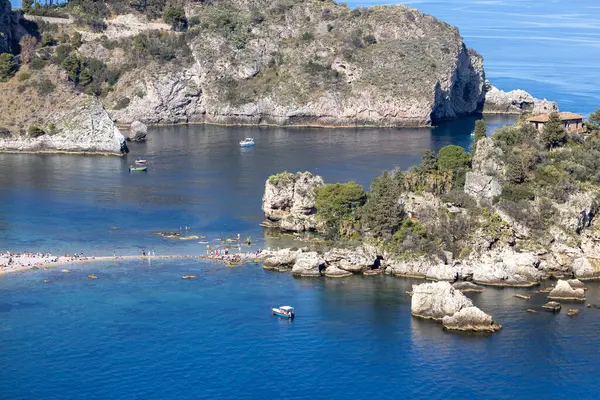 Taormina, Sicilya, İtalya - 28 Nisan 2023: İyon Denizi 'ndeki küçük kayalık ada Isola Bella' nın güzel manzarası. İyon Denizi 'nin İncisi olarak da bilinir.