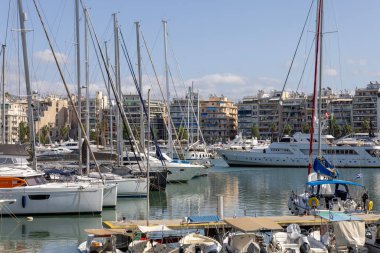 Atina, Pire, Yunanistan - 18 Ekim 2022: Güneşli bir günde demirlemiş yatlarla Zea Körfezi 'ndeki (Pasnizani) liman manzarası