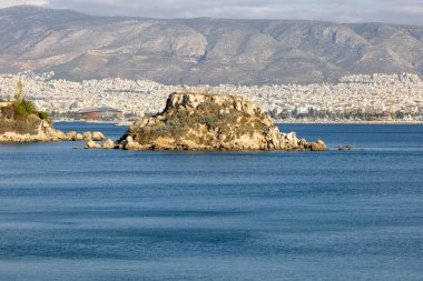Akdeniz, Atina, Pire, Yunanistan 'daki küçük Koumoundourou adasının Votsalakia Sahili manzarası