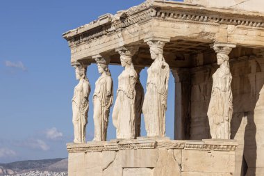 Atina, Yunanistan - 17 Ekim 2022: Atina Akropolü 'ndeki Athena Polias Tapınağı. Bakirelerin verandası, sütun heykelleri.