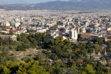 Atina, Yunanistan - 17 Ekim 2022: Hephaestus Tapınağı ile kentin havadan görünüşü. Agoraios Kolonos tepesinin tepesinde, Atina 'nın Agora bölgesinde yer alan bir Doric tapınağı..