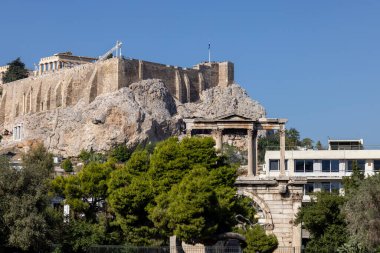 Atina, Yunanistan - 19 Ekim 2022: Roma zafer kemeri Hadrian 'ın kemeri, antik bir kapının kalıntıları. Uzakta Akropolis tepesi