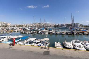Atina, Pire, Yunanistan - 18 Ekim 2022: Güneşli bir günde demirlemiş yatlarla Zea Körfezi 'ndeki (Pasnizani) liman manzarası