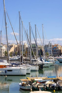 Atina, Pire, Yunanistan - 18 Ekim 2022: Güneşli bir günde demirlemiş yatlarla Zea Körfezi 'ndeki (Pasnizani) liman manzarası