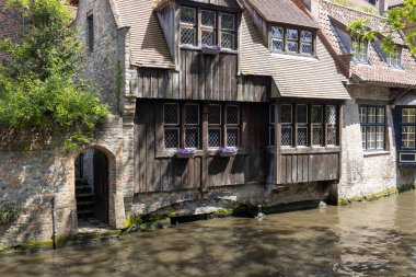 Bruges, Belçika - 19 Mayıs 2023: Beguinage House (Begijnhof) yakınlarındaki su kanallarının resimli görüntüsü)