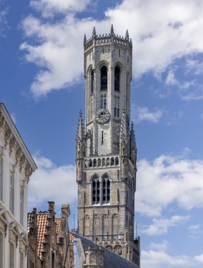 Bruges, Belçika - 19 Mayıs 2023: 13. yüzyıl ortaçağ kulesi Belfort (Çan kulesi). Bu saat kulesi şehrin tanınabilir sembollerinden biridir.