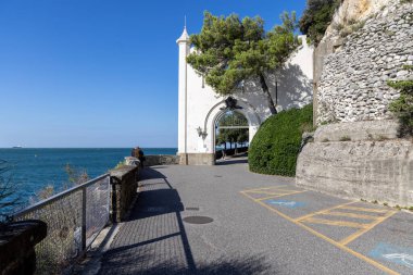 Trieste, İtalya - 26 Eylül 2023: 19. yüzyıl seçici tarzı Miramare Castle (Castello di Miramare), doğrudan Adriyatik Denizi 'nin Trieste Körfezi' nde yer almaktadır.