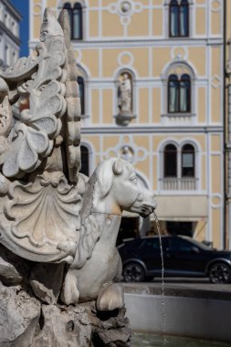 Trieste, İtalya - 26 Eylül 2023: Borsa Meydanı 'nda bulunan Neptün Çeşmesi (Piazza della Borsa)