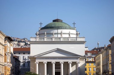 Trieste, İtalya - 26 Eylül 2023: Sant 'Antonio Taumaturgo neoklasik kilisesi cephesi Büyük Kanal sonunda yer alan Sant' Antonio Nuovo Kilisesi olarak da bilinir.