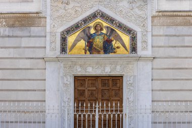 Trieste, İtalya - 26 Eylül 2023: Piazza Sant 'Antonio Nuovo' da bulunan 18. yüzyıl ortodoks Aziz Spyridon Kilisesi. Dekoratif mozaik