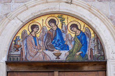 Budva, Karadağ - 28 Haziran 2023: Kutsal Üçlü Ortodoks Kilisesi 'nin girişinin üzerinde dini temalı mozaik. Kilise Eski Şehir 'de, Kale' nin yanında.