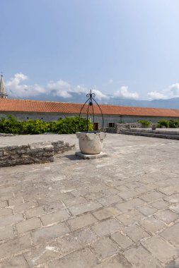 Budva, Karadağ - 28 Haziran 2023: St. Mary 'nin ortaçağ kalesi, aynı zamanda Hisar olarak da bilinir. Tarihi kuyusu olan avlu manzarası