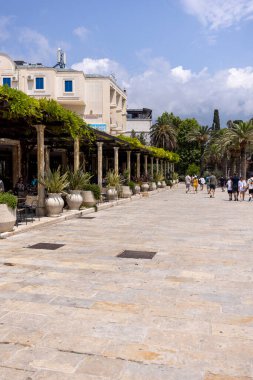 Budva, Karadağ - 28 Haziran 2023: Kent Surları ve liman kenti yakınlarındaki Ana Gezinti (Slovenya kıyısı) manzarası