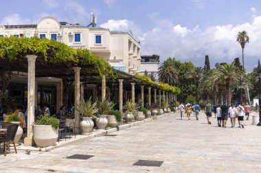 Budva, Karadağ - 28 Haziran 2023: Kent Surları ve liman kenti yakınlarındaki Ana Gezinti (Slovenya kıyısı) manzarası