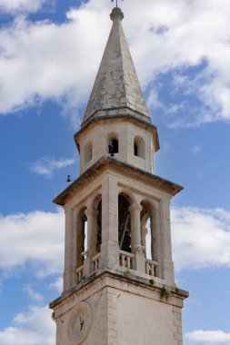 Budva, Karadağ - 28 Haziran 2023: Aziz John Kilisesi 'nin çan kulesi (Aziz John Kilisesi)