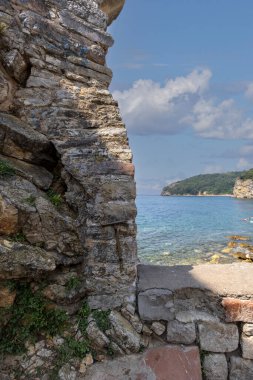 St. Sabba Kilisesi ile Karadağ 'ın Kale, Budva kentinin surları arasındaki meydanda bulunan Eski Kasaba' da bulunan gözleme noktası.