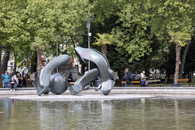 Viyana, Avusturya - 25 Nisan 2024: Henry Moore tarafından 1973 yılında Charles Meydanı 'ndaki St. Charles (Karlskirche) Barok Kilisesi' nin (Karlsplatz) önünde yapılan bronz heykel)