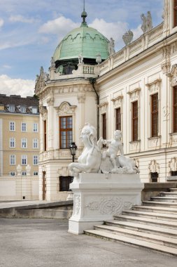 Viyana, Avusturya - 25 Nisan 2024: Barok Belvedere Sarayı, dekoratif bina girişi