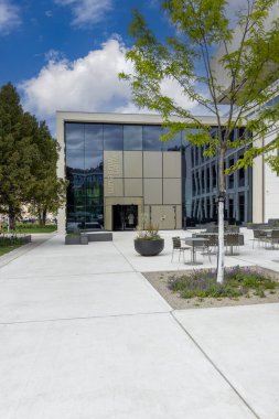 Viyana, Avusturya - 25 Nisan 2024: Karlsplatz Müzesi, modern cam cepheli bina, Charles Meydanı 'nda yer alan St. Charles Kilisesi' nin (Karlskirche) yanında yer almaktadır (Karlsplatz)