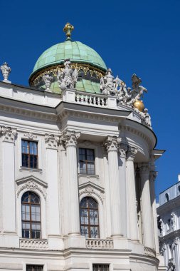 Viyana, Avusturya - 26 Nisan 2024: Sisi Müzesi ile Hofburg Sarayı 'nın dekoratif cephesinin ayrıntıları. Michaelerplatz Meydanı 'ndan görüntü 