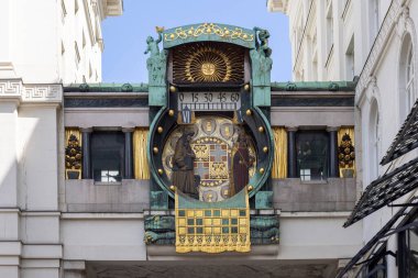 Viyana, Avusturya - 26 Nisan 2024: Ankeruhr, Hoher Meydanı 'ndaki iki apartman evini birbirine bağlayan köprünün üzerindeki sanat yenileyici saat. Viyana Bölümü 'nün bir başyapıtı olarak kabul edilir.